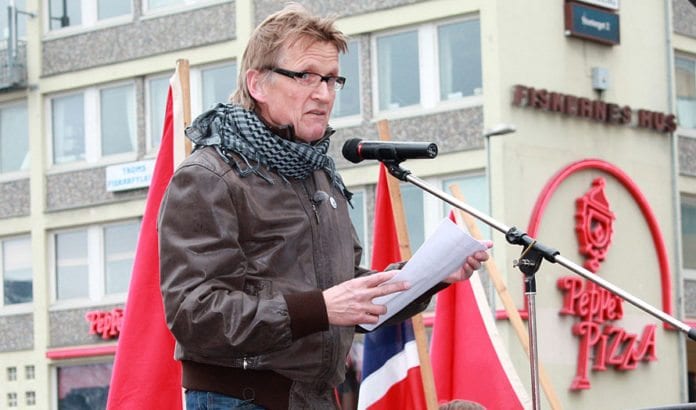 Senest 14. mai 2014 tok Mads Gilbert til orde for steinkasting og skadeverk under et foredrag i Bergen. OSSE har rådet norske myndigheter til å tilrettevise stemmer som demoniserer Israel. Utdanningsdirektoratet ga i stedet Gilbert en mikrofon til å nå 50.000 norske avgangselever. (Foto: Bernt Sønvisen, flickr.com) Senest 14. mai 2014 tok Mads Gilbert til orde for steinkasting og skadeverk under et foredrag i Bergen. OSSE har rådet norske myndigheter til å tilrettevise stemmer som demoniserer Israel. Utdanningsdirektoratet ga i stedet Gilbert en mikrofon til å nå 50.000 norske avgangselever. (Foto: Bernt Sønvisen, flickr.com)
