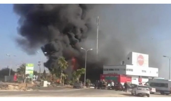 Flammene velter opp fra bensinstasjonen i Ashdod som ble rammet av en rakett fra Gaza-stripen fredag 11. juli. (Skjermdump fra video på Ynetnews.com) Flammene velter opp fra bensinstasjonen i Ashdod som ble rammet av en rakett fra Gaza-stripen fredag 11. juli. (Skjermdump fra video på Ynetnews.com)