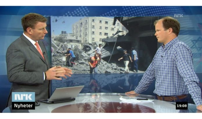 NRKs programleder Jon Gelius intervjuer Conrad Myrland, daglig leder i Med Israel for fred. (Skjermdump fra NRK) NRKs programleder Jon Gelius intervjuer Conrad Myrland, daglig leder i Med Israel for fred. (Skjermdump fra NRK)