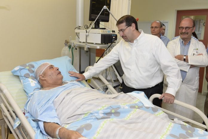 USAs ambassadør til Israel Daniel B. Shapiro besøker Ilan Solomon, en israeler som ble skadet i et rakettangrep fra Gaza-stripen mot Ashdod fredag 11. juli. Solomon fikk splintskader i armen. (Foto: Matty Stern, USAs ambassade i Tel Aviv) USAs ambassadør til Israel Daniel B. Shapiro besøker Ilan Solomon, en israeler som ble skadet i et rakettangrep fra Gaza-stripen mot Ashdod fredag 11. juli. Solomon fikk splintskader i armen. (Foto: Matty Stern, USAs ambassade i Tel Aviv)