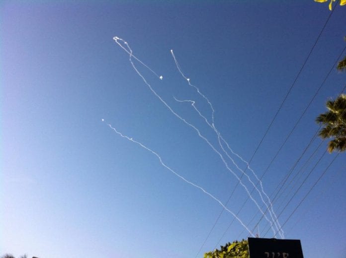 Iron Dome tilintetgjør her terrorraketter fra Hamas over Ashkelon, lørdag 12. juli 2014. (Foto: Israel Ministry of Foreign Affairs, flickr.com) Iron Dome tilintetgjør her terrorraketter fra Hamas over Ashkelon, lørdag 12. juli 2014. (Foto: Israel Ministry of Foreign Affairs, flickr.com)