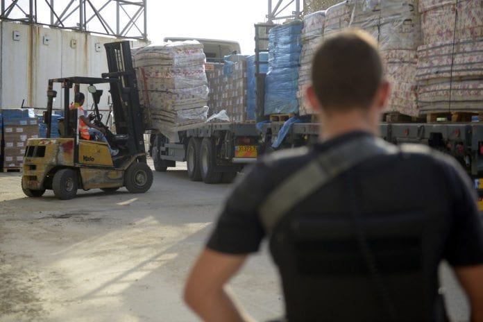 Israel slipper inn varer på Gaza-stripen under den to timer lange våpenhvilen med Hamas søndag. (Foto: Israel Defense Forces, flickr.com) Israel slipper inn varer på Gaza-stripen under den to timer lange våpenhvilen med Hamas søndag. (Foto: Israel Defense Forces, flickr.com)
