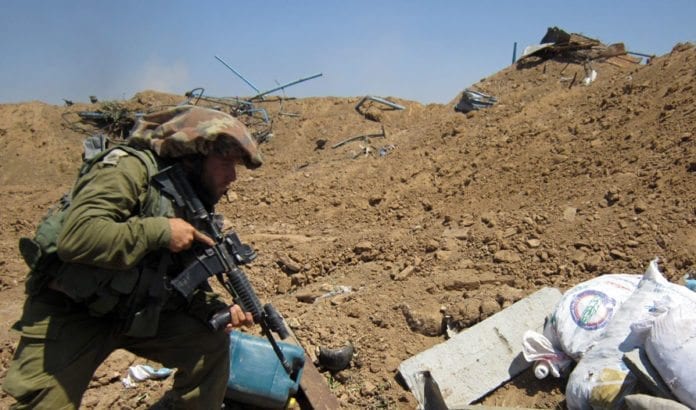 En israelsk soldat deltar i å ødelegge en angrepstunnel under operasjonen Skarp Beskyttelse. (Foto: IDF) En israelsk soldat deltar i å ødelegge en angrepstunnel under operasjonen Skarp Beskyttelse. (Foto: IDF)