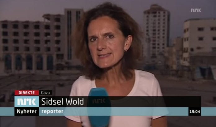Sidsel Wold rapporterer direkte fra Gaza-stripen på NRK Dagsrevyen 10. juli 2014. (Skjermdump fra tv.nrk.no) Sidsel Wold rapporterer direkte fra Gaza-stripen på NRK Dagsrevyen 10. juli 2014. (Skjermdump fra tv.nrk.no)