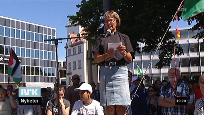 Aslaug Austbø, fungerende domprost i Stavanger, talte under demonstrasjonen. (Skjermdump fra NRK Dagsrevyen 19. juli 2014) Aslaug Austbø, fungerende domprost i Stavanger, talte under demonstrasjonen. (Skjermdump fra NRK Dagsrevyen 19. juli 2014)