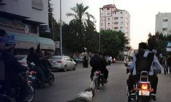 Bildet viser Hamas-terrorister trekke en mann de mistenker for å ha samarbeidet med Israel bortover asfalten etter en motorsykkel. Slike bilder ble publisert i internasjonale medier under Gaza-krigen i 2009. (Skjermdump via i24news) Bildet viser Hamas-terrorister trekke en mann de mistenker for å ha samarbeidet med Israel bortover asfalten etter en motorsykkel. Slike bilder ble publisert i internasjonale medier under Gaza-krigen i 2009. (Skjermdump via i24news)