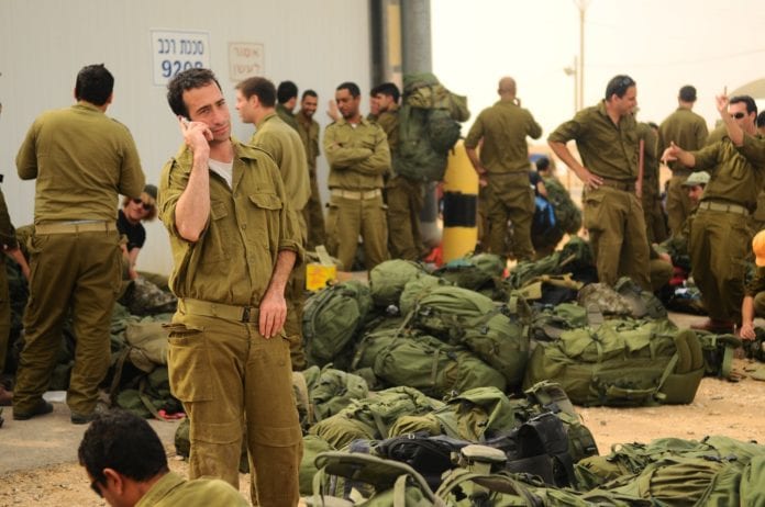Reservesoldater som nylig har meldt seg til tjeneste, under forrige store Gaza-operasjon IDF gjennomførte i 2012. (Illustrasjon: Israel Defense Forces, flickr.com) Reservesoldater som nylig har meldt seg til tjeneste, under forrige store Gaza-operasjon IDF gjennomførte i 2012. (Illustrasjon: Israel Defense Forces, flickr.com)