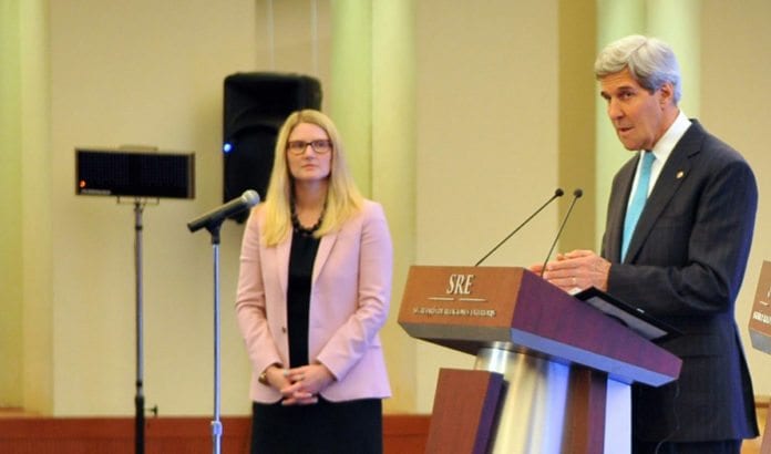 Marie Harf fra det amerikanske utenriksdepartementet, og USAS utenriksminister John Kerry. (Foto: USAs utenriksdepartement / Flickr.com) Marie Harf fra det amerikanske utenriksdepartementet, og USAS utenriksminister John Kerry. (Foto: USAs utenriksdepartement / Flickr.com)