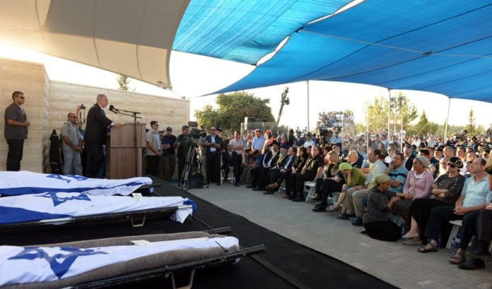 Statsminister Benjamin Netanyahu taler i de tre drepte guttenes felles begravelsesseremoni. (Foto: GPO) Statsminister Benjamin Netanyahu taler i de tre drepte guttenes felles begravelsesseremoni. (Foto: GPO)