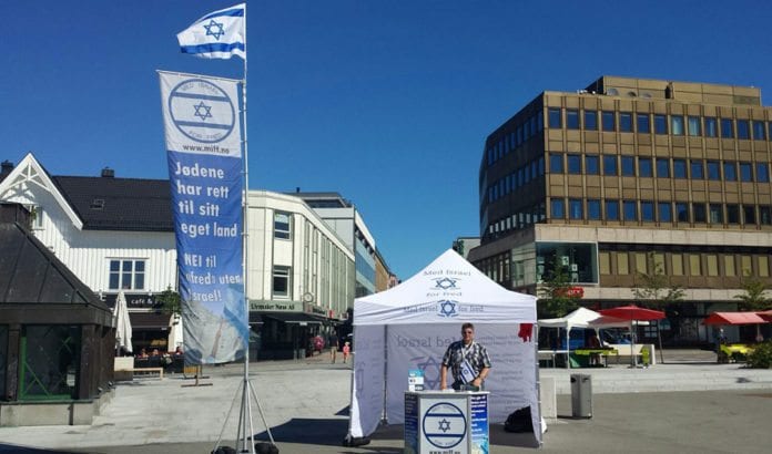 Rune Henry Klevstad (bildet) og Torben von Huth stod på stand for MIFF på torget i Sandefjord 19. juli 2014. (Foto: Torben von Huth) Rune Henry Klevstad (bildet) og Torben von Huth stod på stand for MIFF på torget i Sandefjord 19. juli 2014. (Foto: Torben von Huth)