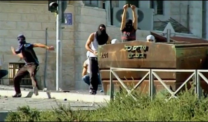 Palestinske demonstranter kaster stein i gatene etter drapet på en arabisk ungdom i Jerusalem. (Foto: Skjermdump fra Jerusalem Post web-tv) Palestinske demonstranter kaster stein i gatene etter drapet på en arabisk ungdom i Jerusalem. (Foto: Skjermdump fra Jerusalem Post web-tv)