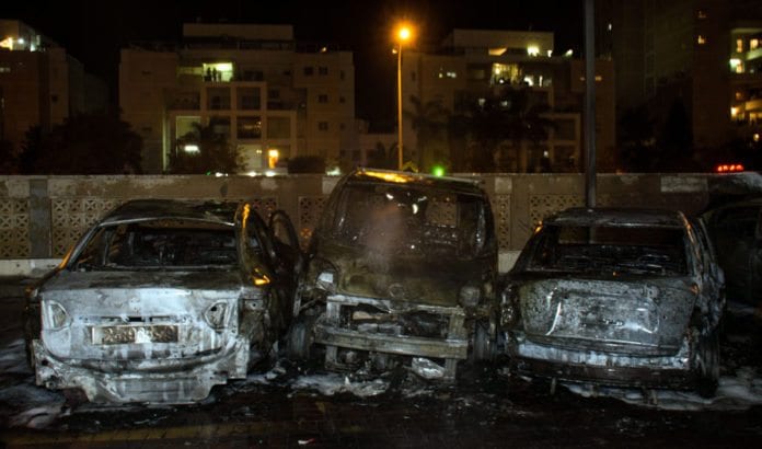 Tre biler i den israelske byen Ashdod er fullstendig ødelagt av en terror-rakett fra Gaza-stripen. Bildet er fra krigen i 2014. (Foto: IDF) Tre biler i den israelske byen Ashdod er fullstendig ødelagt av en terror-rakett fra Gaza-stripen. Bildet er fra krigen i 2014. (Foto: IDF)