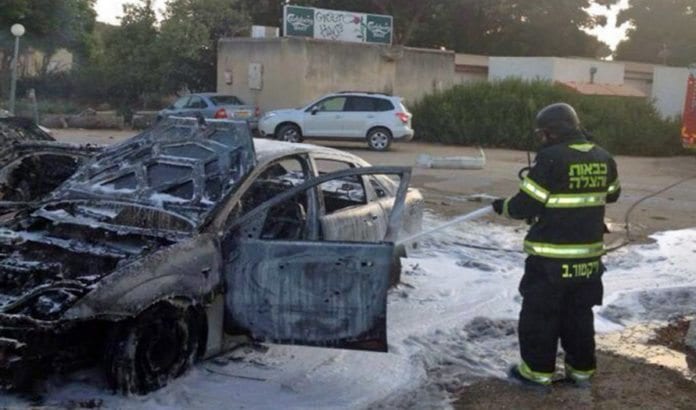 Her slokkes en av brannene som oppsto etter granateksplosjonen i Sha'ar Hanegev der en fire år gammel gutt ble drept fredag kveld. (Foto: Det kommunale brannvesenet) Her slokkes en av brannene som oppsto etter granateksplosjonen i Sha'ar Hanegev der en fire år gammel gutt ble drept fredag kveld. (Foto: Det kommunale brannvesenet)