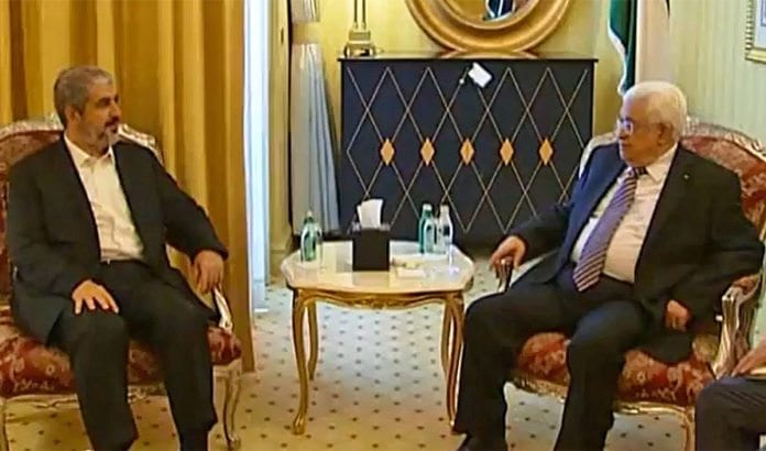PA-leder Mahmoud Abbas og Hamas-leder Khaled Mashaal i møte i mai 2014. (Foto: Skjermdump fra PPO / YouTube) PA-leder Mahmoud Abbas og Hamas-leder Khaled Mashaal i møte i mai 2014. (Foto: Skjermdump fra PPO / YouTube)