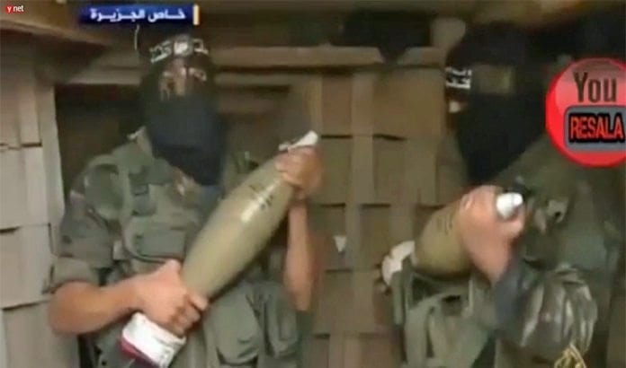 Terrorister fra Hamas viste Al Jazeeras reporter sine aktiviteter under våpenhvilen. (Foto: Skjermdump fra Ynetnews.com) Terrorister fra Hamas viste Al Jazeeras reporter sine aktiviteter under våpenhvilen. (Foto: Skjermdump fra Ynetnews.com)
