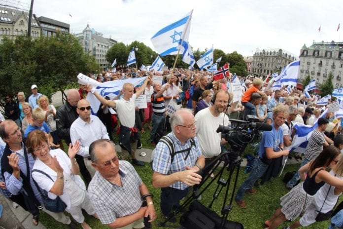 Flere hundre venner av Israel var samlet til støttemarkering foran Stortinget i dag. (Foto: Atle Hansen) Flere hundre venner av Israel var samlet til støttemarkering foran Stortinget i dag. (Foto: Atle Hansen)