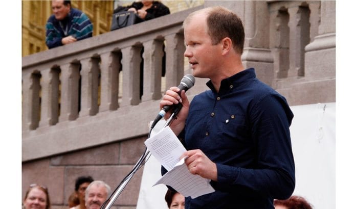 Conrad Myrland, daglig leder i MIFF, taler under støttemarkeringen for Israel utenfor Stortinget søndag 10. august 2014. (Foto: MIFF) Conrad Myrland, daglig leder i MIFF, taler under støttemarkeringen for Israel utenfor Stortinget søndag 10. august 2014. (Foto: MIFF)
