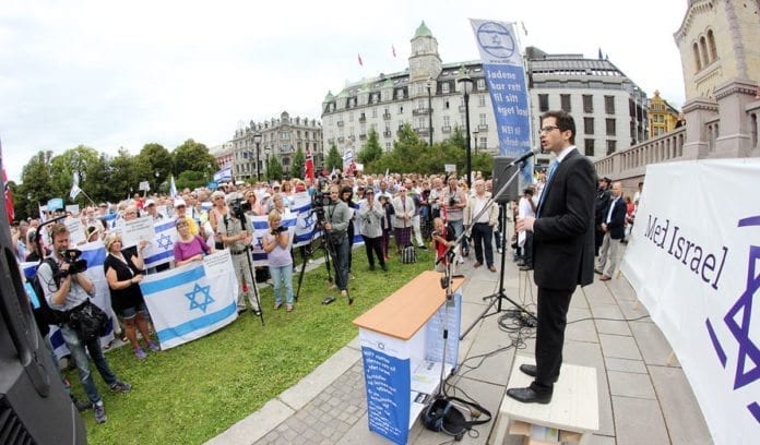 Israels fungerende ambassadør George Deek taler til over fem hundre Israel-venner utenfor Stortinget 10. august 2014. (Foto: MIFF) Israels fungerende ambassadør George Deek taler til over fem hundre Israel-venner utenfor Stortinget 10. august 2014. (Foto: MIFF)