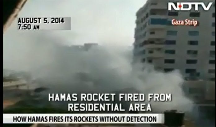 Her avfyres en rakett av terrorister i Gaza like utenfor hotellet til et indisk tv-team. (Foto: Skjermdump fra NDTV / YouTube) Her avfyres en rakett av terrorister i Gaza like utenfor hotellet til et indisk tv-team. (Foto: Skjermdump fra NDTV / YouTube)