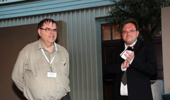 Odd Myrland (t.v.) har vært redaktør for MIFFs medlemsavis Midtøsten i fokus siden 1994. I juni ble han takket for 20 års trofast jobb av MIFFs styreleder Morten Fjell Rasmussen. (Foto: Tor-Bjørn Nordgaard) Odd Myrland (t.v.) har vært redaktør for MIFFs medlemsavis Midtøsten i fokus siden 1994. I juni ble han takket for 20 års trofast jobb av MIFFs styreleder Morten Fjell Rasmussen. (Foto: Tor-Bjørn Nordgaard)