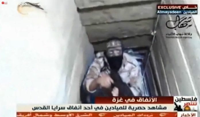 Her viser terrorister i Gaza frem en operativ tunnel for avfyring av langdistanseraketter mot Israel. (Foto: Skjermdump fra Ynetnews.com) Her viser terrorister i Gaza frem en operativ tunnel for avfyring av langdistanseraketter mot Israel. (Foto: Skjermdump fra Ynetnews.com)