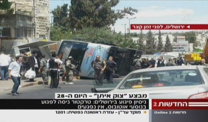 Gravemaskinen som ble styrt av en terrorist, veltet en buss i Jerusalem. (Foto: Skjermdump fra Channel 2) Gravemaskinen som ble styrt av en terrorist, veltet en buss i Jerusalem. (Foto: Skjermdump fra Channel 2)
