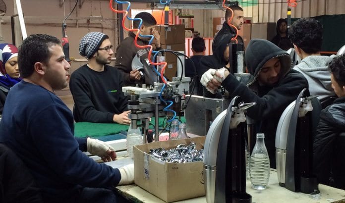 De palestinske arbeiderne ved SodaStream-fabrikken har mye bedre arbeidsbetingelser enn det de kunne fått hos en palestinske arbeidsgiver. (Illustrasjonsfoto: CC BY-SA HonestReporting.com, flickr.com) De palestinske arbeiderne ved SodaStream-fabrikken har mye bedre arbeidsbetingelser enn det de kunne fått hos en palestinske arbeidsgiver. (Illustrasjonsfoto: CC BY-SA HonestReporting.com, flickr.com)