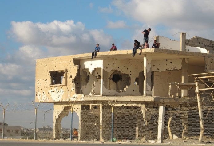 Palestinske barn leker på en bygning med krigsskader i 2011. (Illustrasjonsfoto: Shareef Sarhan, FN) Palestinske barn leker på en bygning med krigsskader i 2011. (Illustrasjonsfoto: Shareef Sarhan, FN)