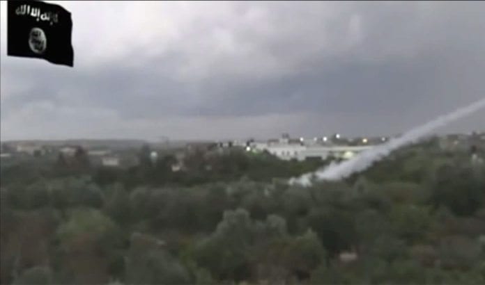 Her avfyres raketter mot Israel fra Gaza, og en IS-assosiert nettside forteller at IS sto bak flere raketter mot Israel under krigen. (Foto: Skjermdump fra YouTube) Her avfyres raketter mot Israel fra Gaza, og en IS-assosiert nettside forteller at IS sto bak flere raketter mot Israel under krigen. (Foto: Skjermdump fra YouTube)