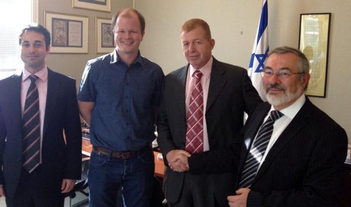 Med Israel for freds Conrad Myrland og Jan Benjamin Rødner har allerede ønsket ambassadør Rafi Schutz velkommen til Norge under et møte på Israels ambassade. Helt til venstre er Dan Poraz, som etter planen skal overta jobben som førstesekretær på nyåret. (Foto: Israels ambassade) Med Israel for freds Conrad Myrland og Jan Benjamin Rødner har allerede ønsket ambassadør Rafi Schutz velkommen til Norge under et møte på Israels ambassade. Helt til venstre er Dan Poraz, som etter planen skal overta jobben som førstesekretær på nyåret. (Foto: Israels ambassade)