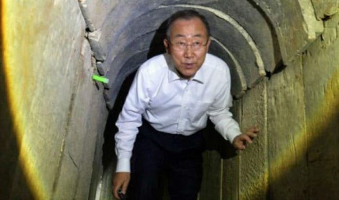 FNs generalsekretær Ban Ki-moon inne i en av Hamas' terrortunneler under et besøk i Gaza i oktober 2014. (Foto: Skjermdump fra web-tv hos Times of Israel / GPO) FNs generalsekretær Ban Ki-moon inne i en av Hamas' terrortunneler under et besøk i Gaza i oktober 2014. (Foto: Skjermdump fra web-tv hos Times of Israel / GPO)