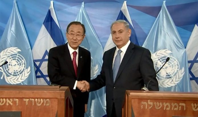 FNs generalsekretær Ban Ki-moon og Israels statsminister Benjamin Netanyahu møttes mandag 13. oktober. (Foto: Skjermdump fra YouTube) FNs generalsekretær Ban Ki-moon og Israels statsminister Benjamin Netanyahu møttes mandag 13. oktober. (Foto: Skjermdump fra YouTube)