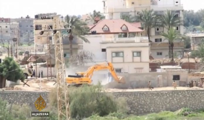 Egyptiske myndigheter ødelegger om lag 800 hjem langs Gaza-grensen for å styrke sikkerheten. (Foto: Skjermdump fra Al Jazeera) Egyptiske myndigheter ødelegger om lag 800 hjem langs Gaza-grensen for å styrke sikkerheten. (Foto: Skjermdump fra Al Jazeera)