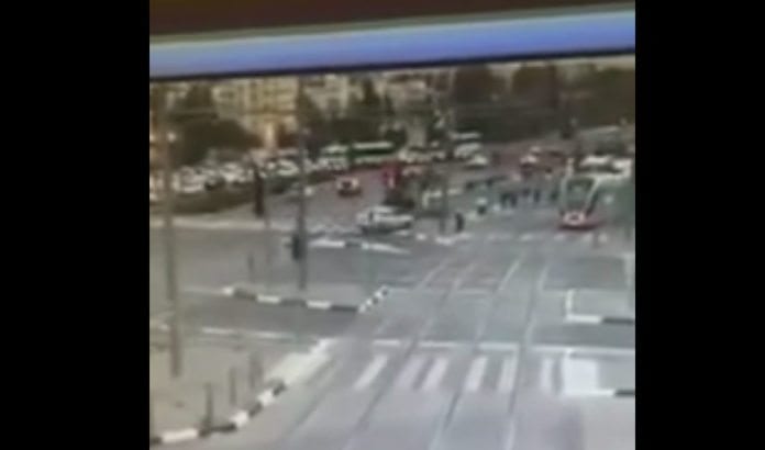 Overvåkningsbilder viser hvordan en bil (midten) plutselig gjør en krapp sving og kjører ned en rekken med mennesker på trikkeholdeplassen. (Skjermdump fra YouTube) Overvåkningsbilder viser hvordan en bil (midten) plutselig gjør en krapp sving og kjører ned en rekken med mennesker på trikkeholdeplassen. (Skjermdump fra YouTube)