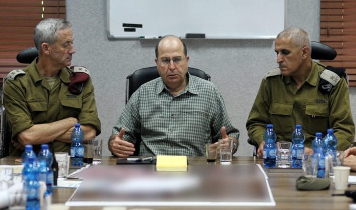 Forsvarssjef Moshe Ya'alon sammen med forsvarssjef Benny Gantz (t.v.) og sjef for IDFs Sørkommando Sami Turgeman. (Foto: IDF) Forsvarssjef Moshe Ya'alon sammen med forsvarssjef Benny Gantz (t.v.) og sjef for IDFs Sørkommando Sami Turgeman. (Foto: IDF)
