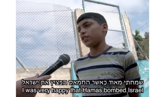Skolebarn fra UNRWA-skoler forteller hva de lærer om Israel og konflikten av FNs lærere. Barna blir forberedt på krig, ikke til fred. (Skjermdump fra film) Skolebarn fra UNRWA-skoler forteller hva de lærer om Israel og konflikten av FNs lærere. Barna blir forberedt på krig, ikke til fred. (Skjermdump fra film)