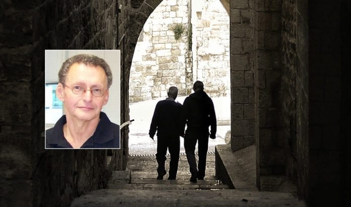 Hvorfor går israelere i søvne mot en énstatsløsning? spør kommentator Sever Plocker (innfelt). (Illustrasjonsfoto: Ido Kenan, Wikimedia Commons og Michael Summers, flickr.com) Hvorfor går israelere i søvne mot en énstatsløsning? spør kommentator Sever Plocker (innfelt). (Illustrasjonsfoto: Ido Kenan, Wikimedia Commons og Michael Summers, flickr.com)