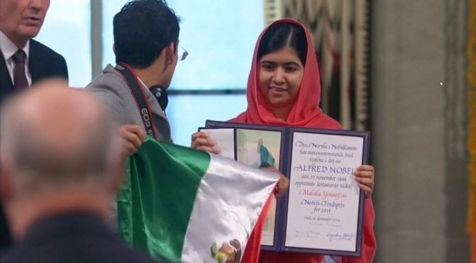En mexicansk student tok seg ulovlig inn på utdelingen av Nobelprisen. (Skjermdump via Nobel Media/ NRK/ Reuters) En mexicansk student tok seg ulovlig inn på utdelingen av Nobelprisen. (Skjermdump via Nobel Media/ NRK/ Reuters)