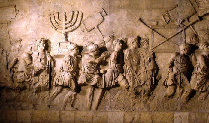 På triumfbuen til Titus i Roma blir ødeleggelsen av Jerusalem illustrert. (Illustrasjonsfoto: Wikimedia Commons) På triumfbuen til Titus i Roma blir ødeleggelsen av Jerusalem illustrert. (Illustrasjonsfoto: Wikimedia Commons)