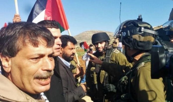 Den palestinske ministeren Ziad Abu Ein under demonstrasjonen der han kollapset og døde. (Foto: Skjermdump fra Twitter) Den palestinske ministeren Ziad Abu Ein under demonstrasjonen der han kollapset og døde. (Foto: Skjermdump fra Twitter)