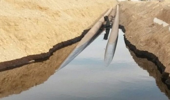 Store mengder olje har lekket ut fra disse rørledningene to mil fra Eilat. (Foto: Brannvesenet i Eilat) Store mengder olje har lekket ut fra disse rørledningene to mil fra Eilat. (Foto: Brannvesenet i Eilat)