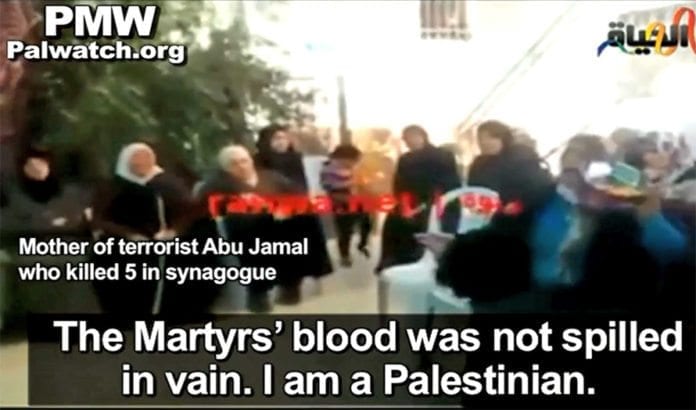 Moren til en av de to synagogeterroristene lovpriser drapsmennene som martyrer. (Foto: Skjermdump fra PMW / YouTube) Moren til en av de to synagogeterroristene lovpriser drapsmennene som martyrer. (Foto: Skjermdump fra PMW / YouTube)