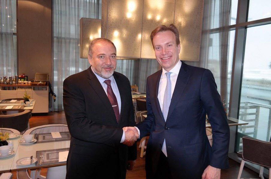 Avigdor Lieberman og Børge Brende møtes 7. januar 2015. (Foto: Den norske ambassaden i Tel Aviv/ Twitter)
