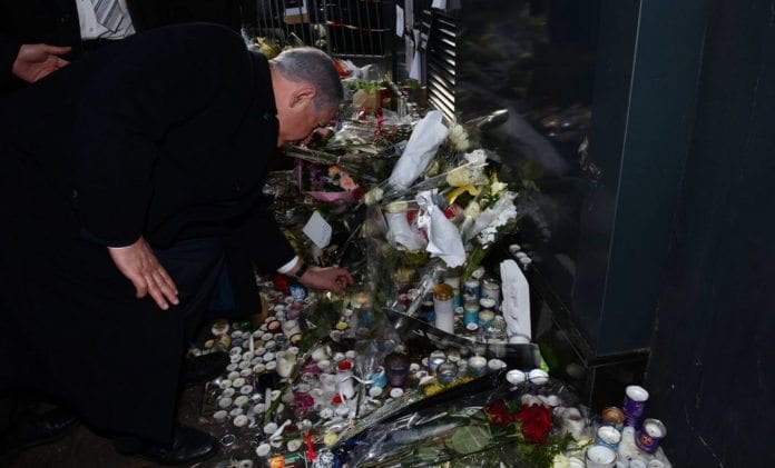 Statsminister Benjamin Netanyahu tenner lys til minne om de fire jødene som ble drept ved en kosher-butikk i Paris fredag 9. januar 2015. (Foto: GPO) Statsminister Benjamin Netanyahu tenner lys til minne om de fire jødene som ble drept ved en kosher-butikk i Paris fredag 9. januar 2015. (Foto: GPO)
