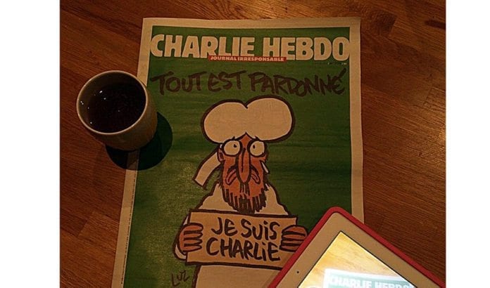 Forsiden på Charlie Hebdo onsdag 14. januar 2015 - første utgave etter terrorangrepet. (Foto: Frédérique Laporte, flickr) Forsiden på Charlie Hebdo onsdag 14. januar 2015 - første utgave etter terrorangrepet. (Foto: Frédérique Laporte, flickr)