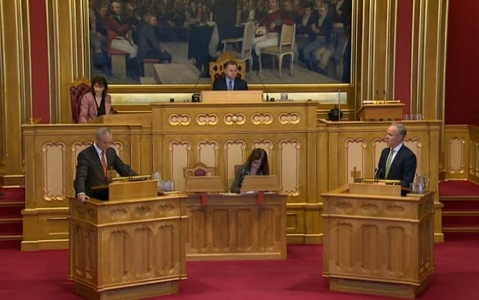 Stortingsrepresentant Hans Olav Syversen (KrF) og kommunal og moderniseringsminister Jan Tore Sanner (H) under spørretimen 28. januar 2015. (Foto: Stortingets videoarkiv) Stortingsrepresentant Hans Olav Syversen (KrF) og kommunal og moderniseringsminister Jan Tore Sanner (H) under spørretimen 28. januar 2015. (Foto: Stortingets videoarkiv)