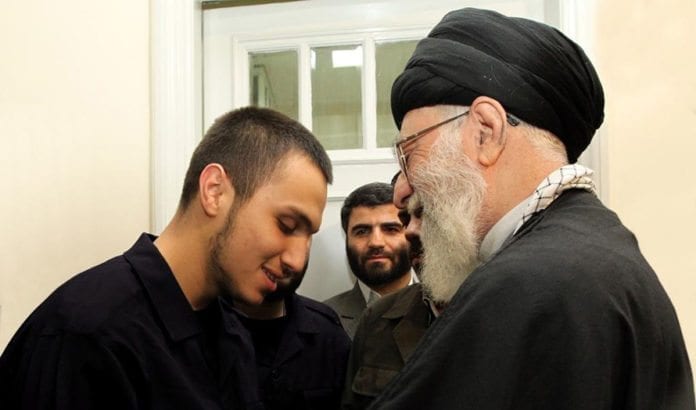 Irans øverste leder Ayatollah Khamenei sammen med en av soldatene som ble drept i et luftangrep i Syria søndag, Jihad Mughniyeh. (Foto: @khamenei_ir, Twitter) Irans øverste leder Ayatollah Khamenei sammen med en av soldatene som ble drept i et luftangrep i Syria søndag, Jihad Mughniyeh. (Foto: @khamenei_ir, Twitter)