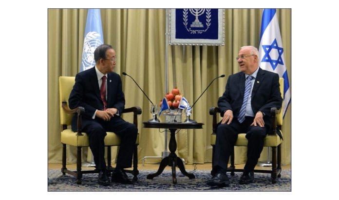 Israels president Reuven Rivlin i møte med FNs generalsekretær Ban Ki-Moon. Bildet er fra et møte i Israel i oktober 2014. (Foto: GPO) Israels president Reuven Rivlin i møte med FNs generalsekretær Ban Ki-Moon. Bildet er fra et møte i Israel i oktober 2014. (Foto: GPO)