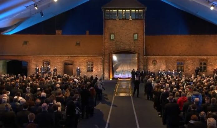 300 Holocaust-overlevende var med på dagens markering av at det er 70 år siden Auschwitz ble frighort. (Foto: Skjermdump fra YouTube / Jpost.com) 300 Holocaust-overlevende var med på dagens markering av at det er 70 år siden Auschwitz ble frighort. (Foto: Skjermdump fra YouTube / Jpost.com)