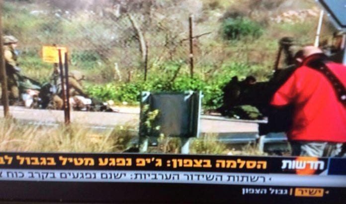 Israelsk tv viser direktebilder av sanitetssoldater som pleier de skadde etter Hizbollah-angrepet. (Via Twitter) Israelsk tv viser direktebilder av sanitetssoldater som pleier de skadde etter Hizbollah-angrepet. (Via Twitter)